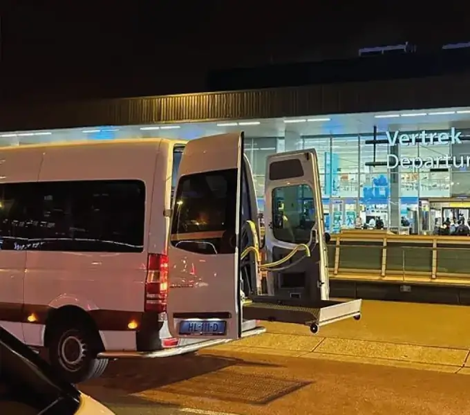 Rolstoelbus bij Schiphol voor reizigers uit Houten